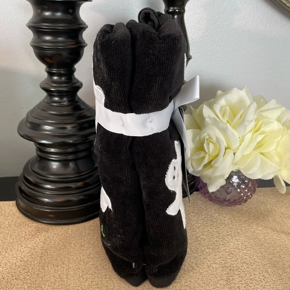 NWT Set of 2 Glow In The Dark Ghost 👻 Hand Towels